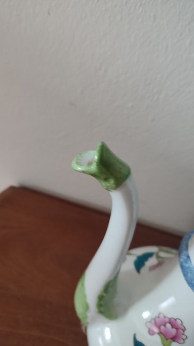 Peça porcelana pintada a mão ( inspiração V.A.)