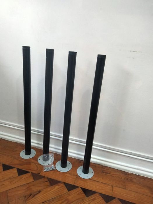 Quatro pernas de secretária do IKEA