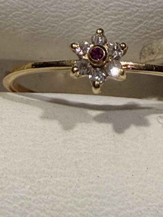Anel em ouro com brilhantes e um rubi
