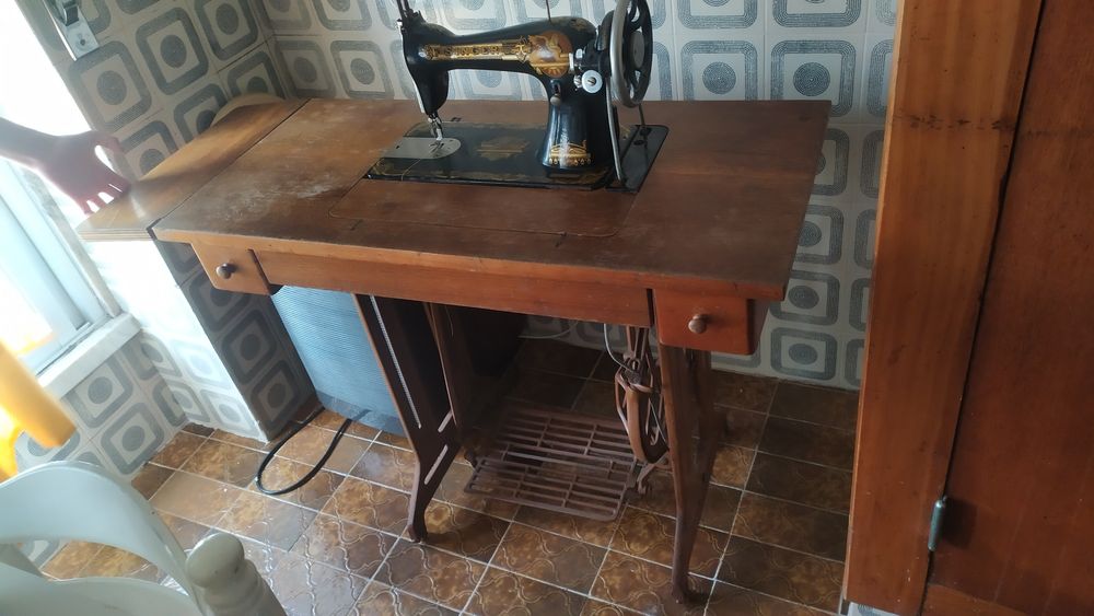 Máquina de costura Singer com mesa e gavetas