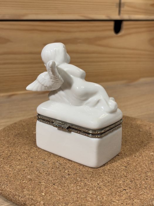 Ceramiczna porcelanowa szkatułka aniołek cherubin
