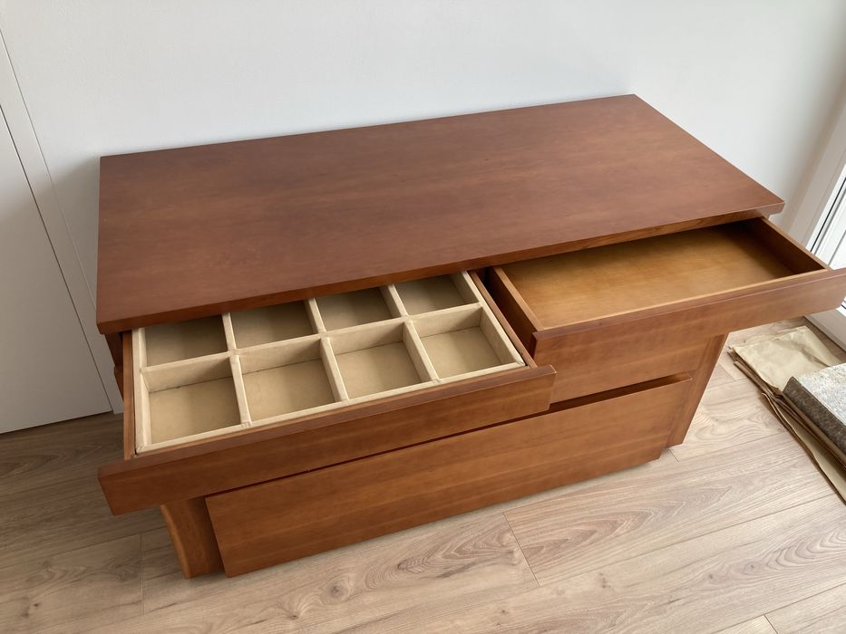 Cómoda em cerejeira linhas simples