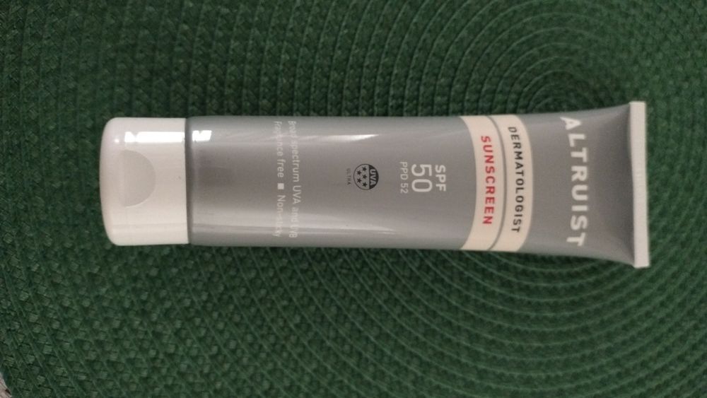 Użyty raz! Hipoalergiczny krem do opalania twarzy i ciała SPF 50 Altruist 100 ml