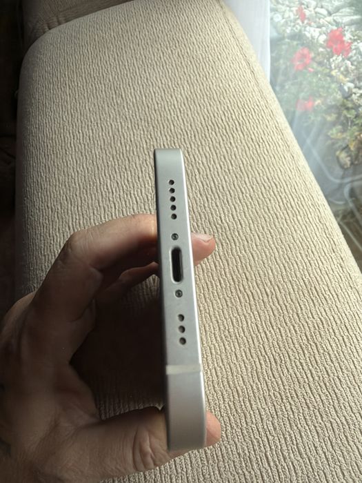 I phone 13 Bialy