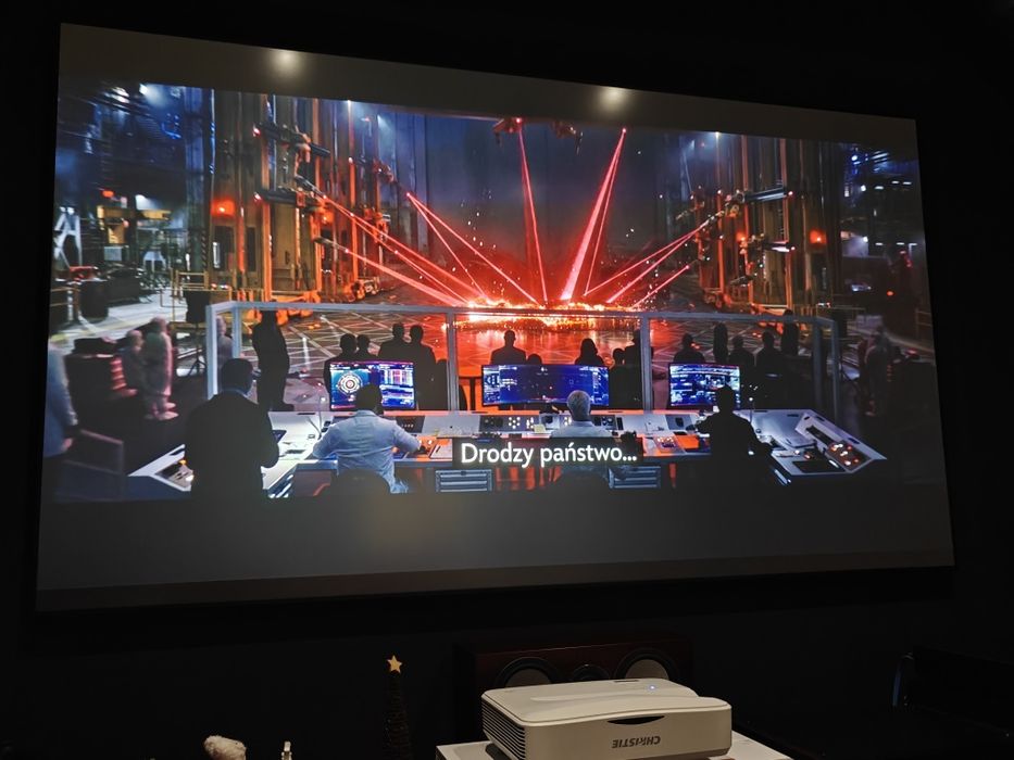 Projektor laserowy Christie  DHD400S ultra krótkiego rzutu. Tylko 300h