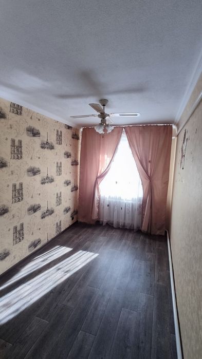 Продам 4-х кімнатну квартиру з автономним опаленням .