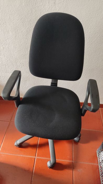 Cadeira de escritório preta com rodas