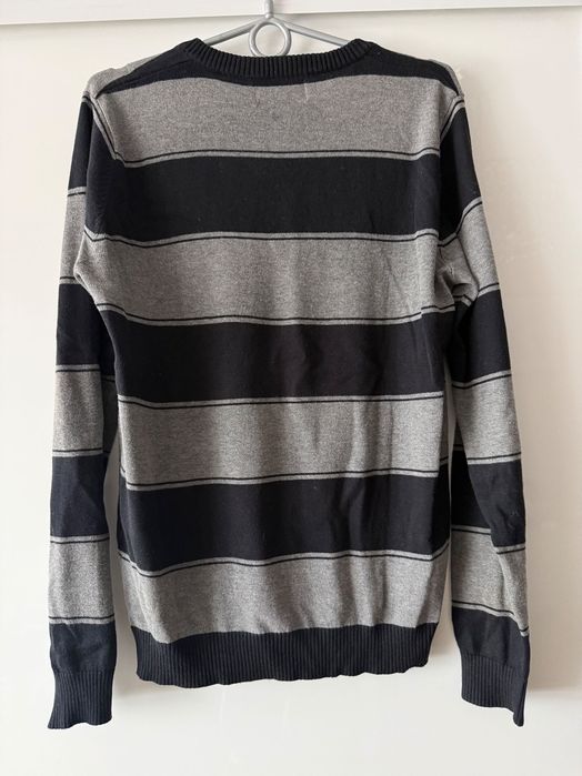 Sweter w paski, czarno szary męski sweter z dekoltem V Pull & Bear L
