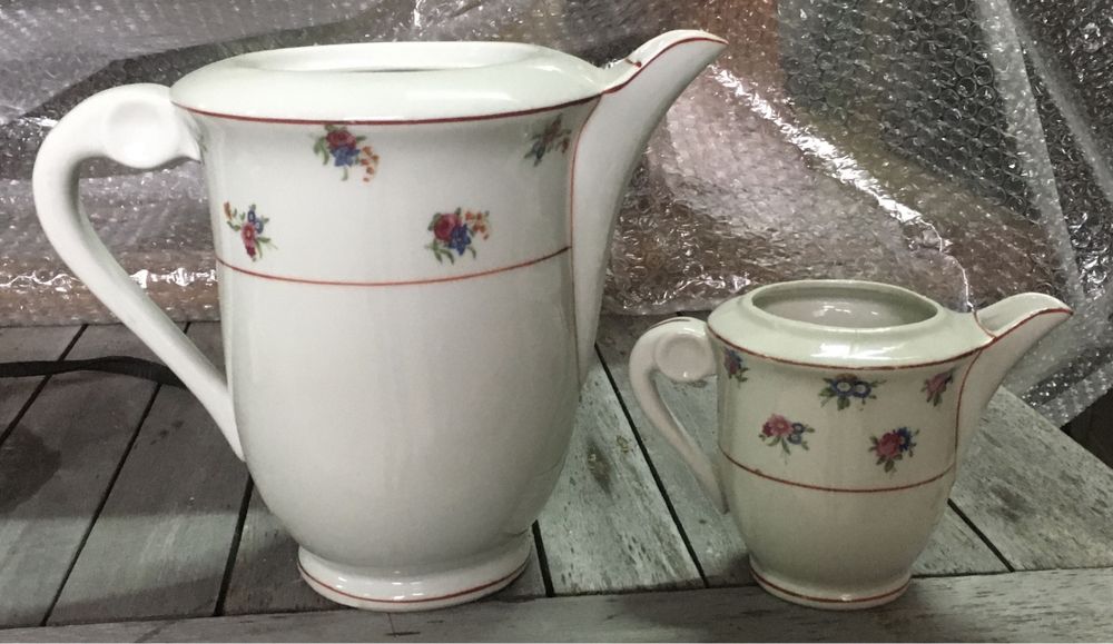 Dzbanek porcelanowy z mlecznikiem.