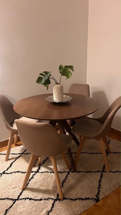 Mesa com 4 cadeiras
