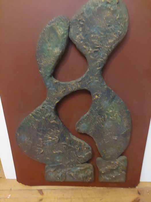 Grande escultura em metal sobre madeira para suspensão