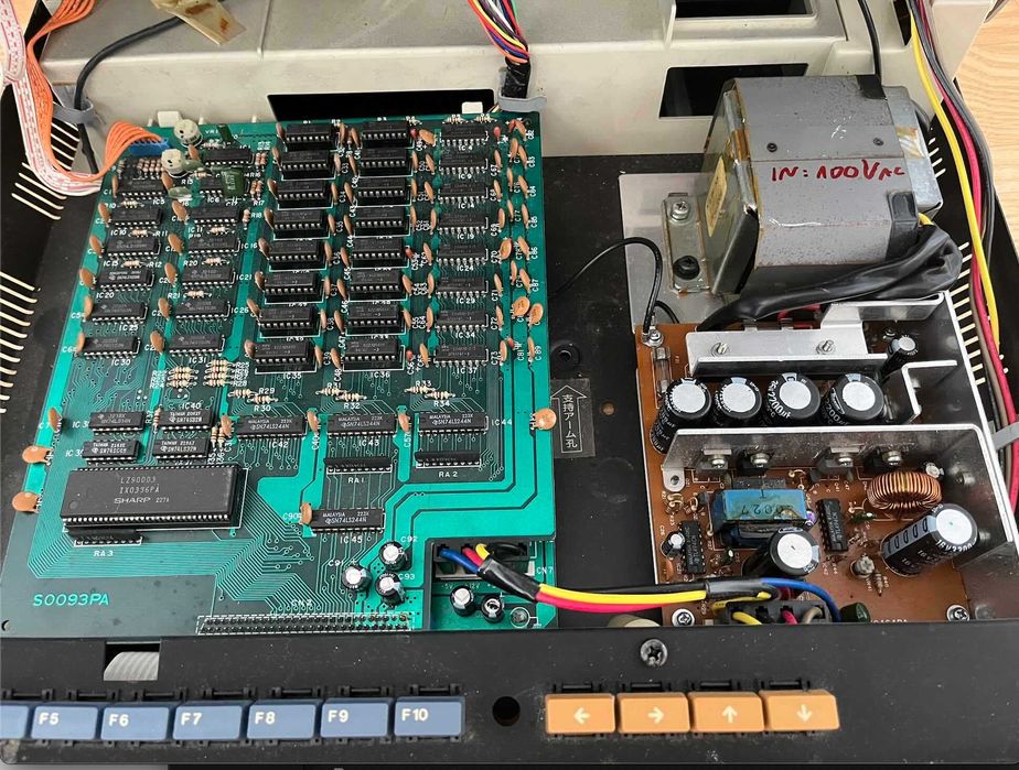 Sharp MZ 2000 retro komputer