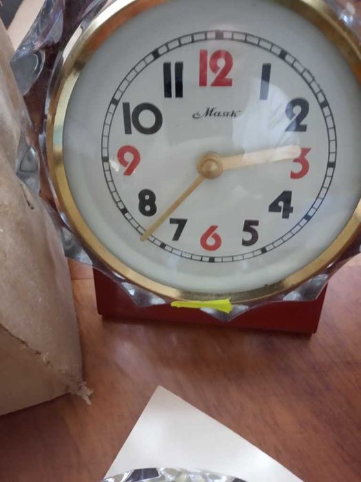 Часы"Маяк" СССР кварц,механика в хрустале,дереве.Новые