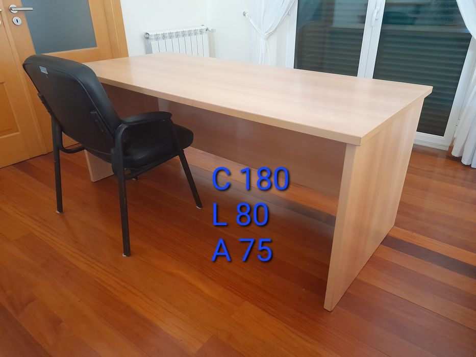 Secretaria com cadeira