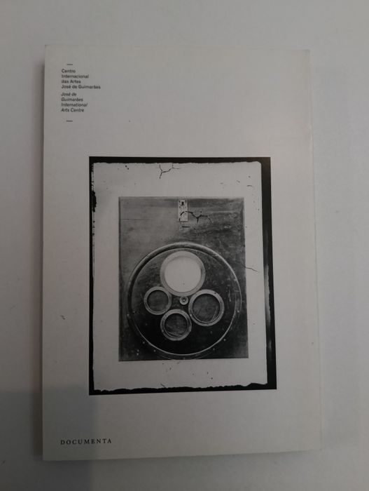 Carlos Relvas, Um Homem tem duas Sombras, com 264 páginas, estado novo