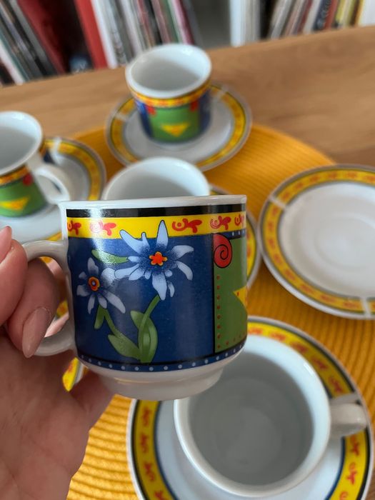 6 filiżanek kolorowych z talerzykami podstawkami