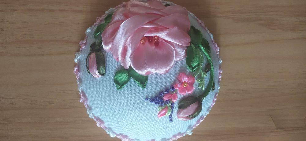 Игольница вышитая  атласным лентами