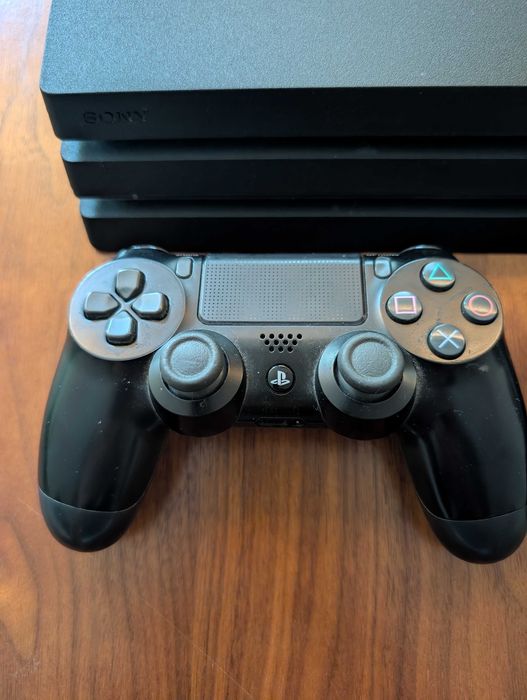 Consola PlayStation 4 Pro 860GB + 2 Comandos + Carregador comandos