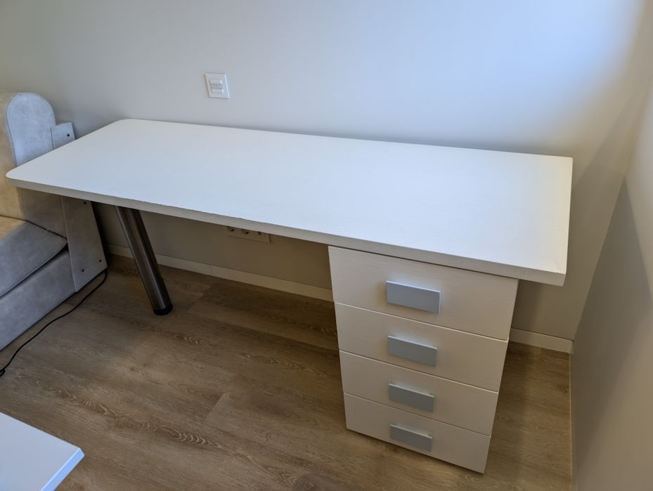 Secretária lacada com bloco 4 gavetas