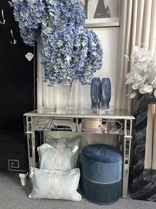 Konsola szklana z wlemntami srevrnego drewna