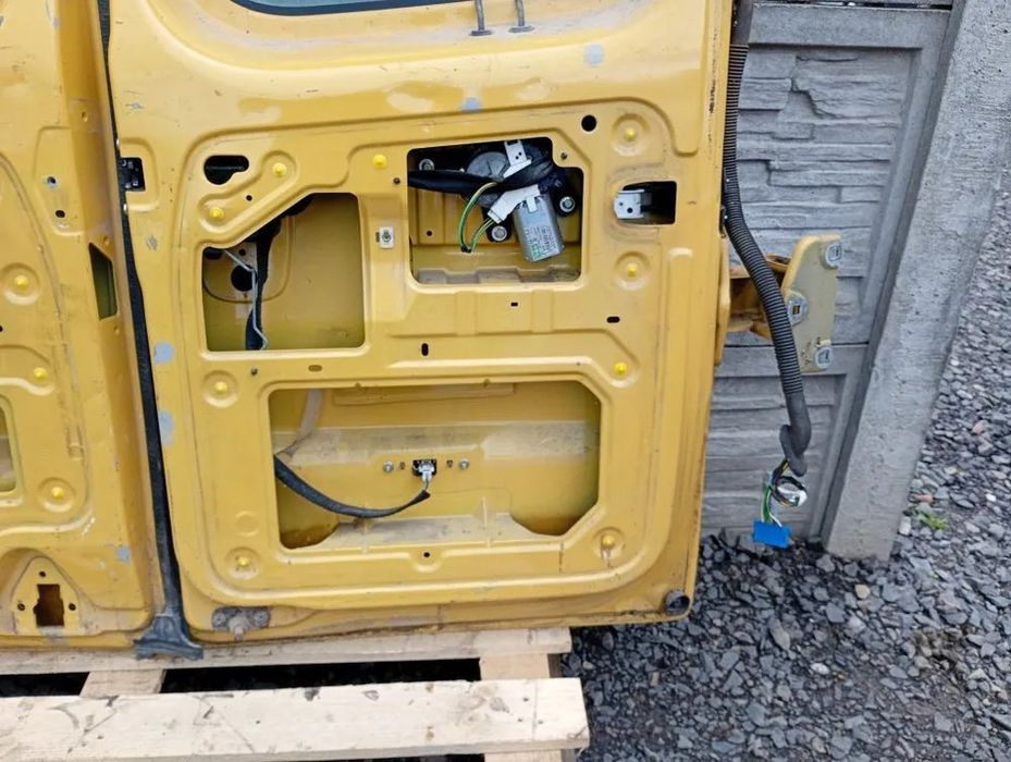 drzwi tylne lewe prawe tył z szybą opel vivaro a trafic ii primastar 2