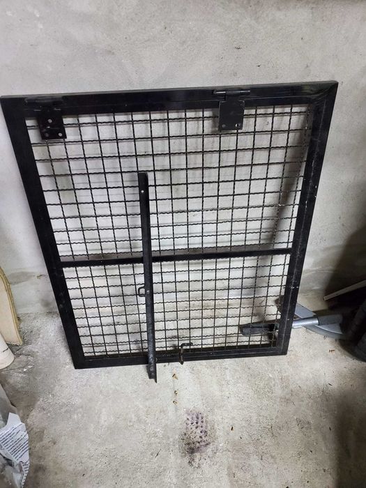 Porta em grade de ferro