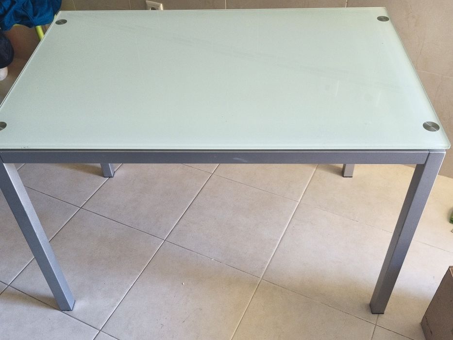 Mesa de cozinha  com tampo de vidro fosco