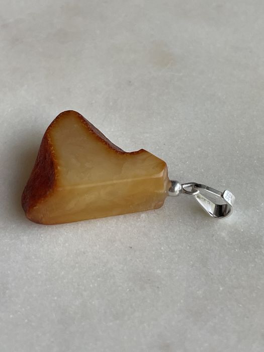 Zawieszka artystyczna z bursztynu surowego