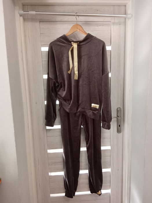 Dres z weluru z naszywką Luxury w magicznym kolorze.