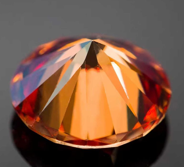 Moissanit Czerwony – Szlif Brylantowy 6,5 mm (1 ct) z certyfikatem GRA