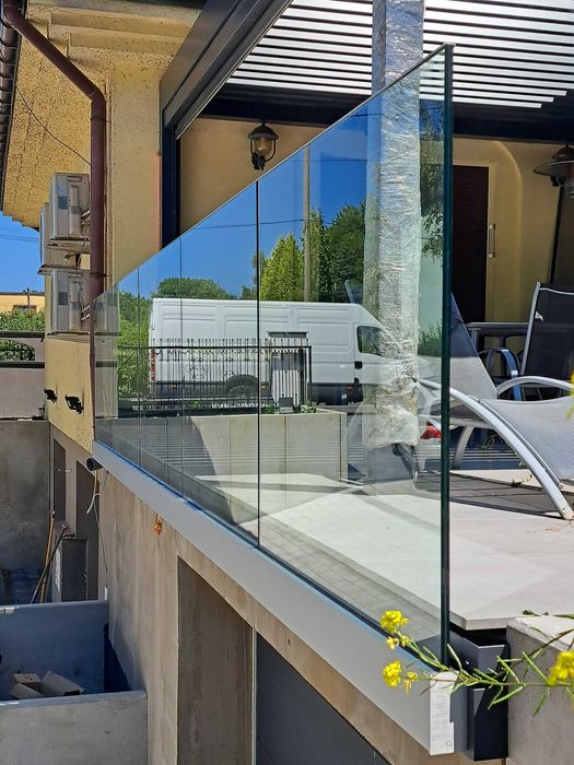 Szklana balustrada samonośna w systemie bezsłupkowym