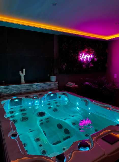 SAUNA & JACUZZI w Prywatnym Apartamencie w Centrum Miasta, parking