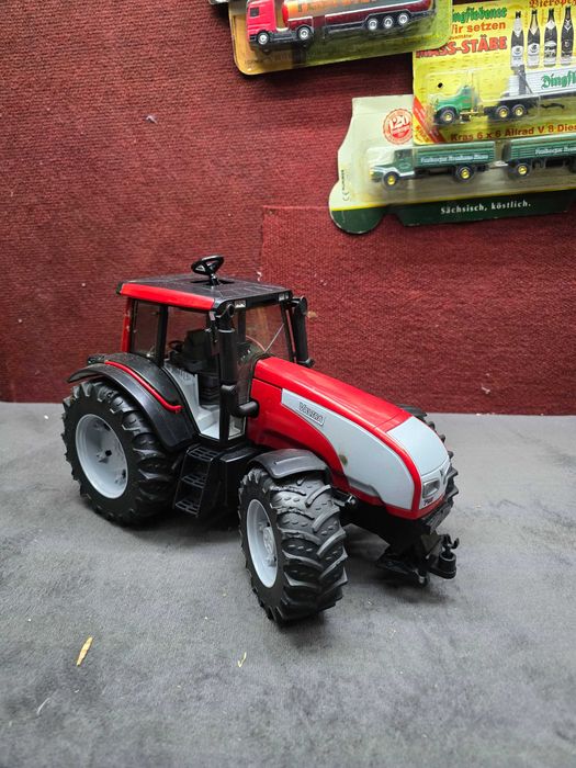 Bruder Valtra T 191.