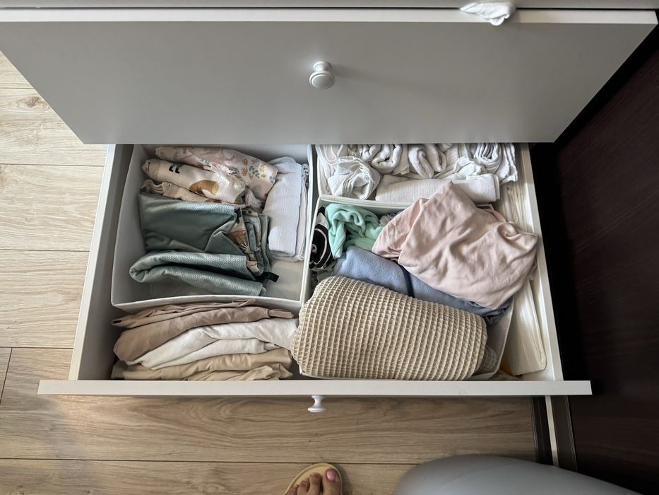 Przewijak z szufladami i półkami bocznymi