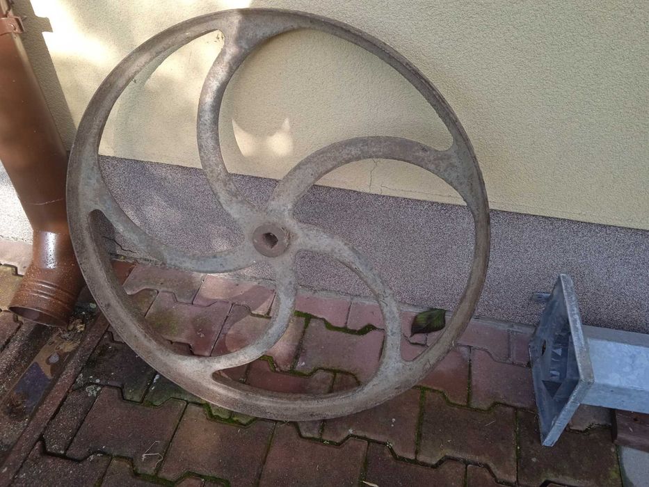 Koło od sieczkarni, podstawa pod parasol ogrodowy