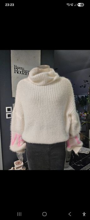 Śliczny śmietankowy golf.