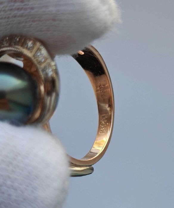 Золота каблучка 3.74 гр 585 пр 16.5р з перлиною та діамантами (0.11 кт