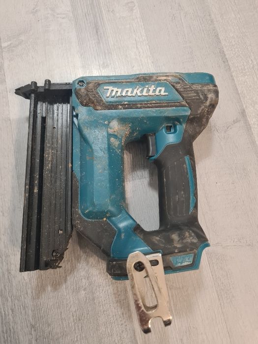 sztyfciarka (gwoździarka bezgłównkowa) Makita DFN350 sprawna