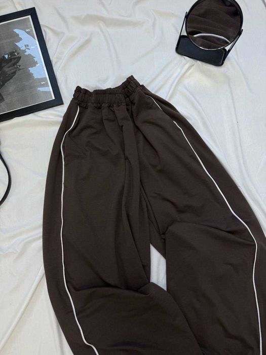 Жіночі спортивні штани оверсайз з кантами по бокам по низу затяжки
