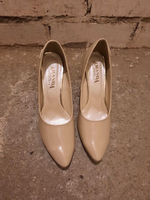 Nowe, beżowe szpilki r.39