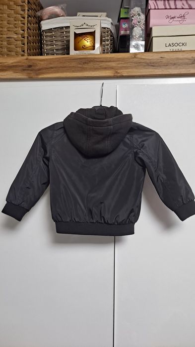 Kurta czarna  z kapturem firmy KappAhl rozmiar 92cm.