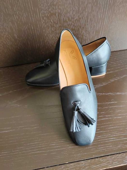 Sapatos pretos de pele Moskkito