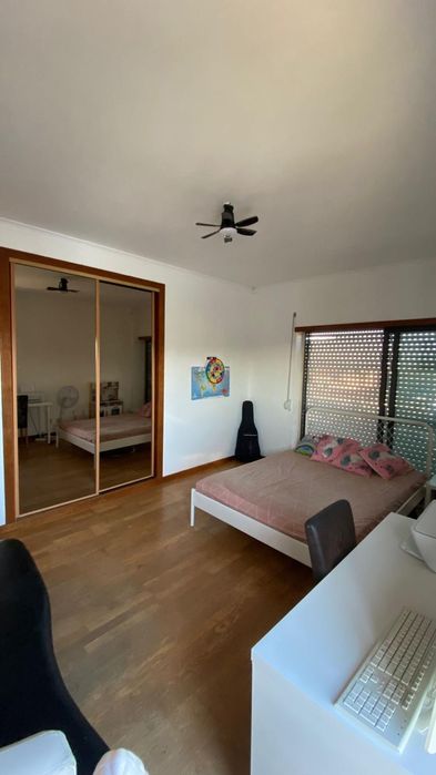 T3, 2 casas de banho garagem e arrecadação