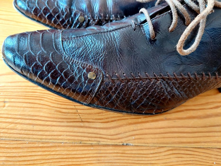 Sapatos de atacadores