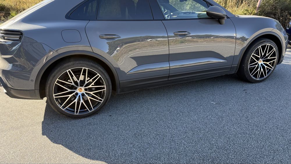 Jantes e pneus 22 porsche macan eletrico