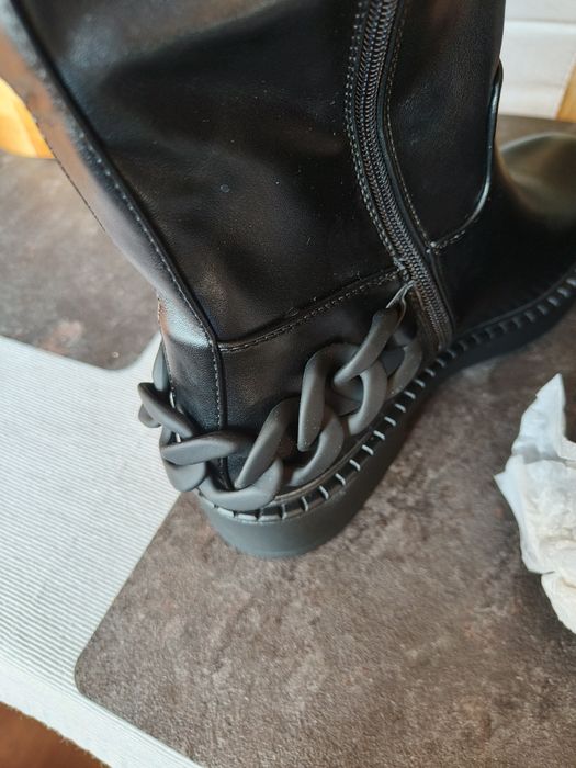 Piękne nowe czarne ocieplane botki ozdobione łańcuchem