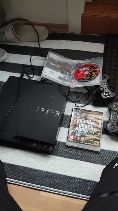 Konsola PS3 slim dwa pady i dwie gry