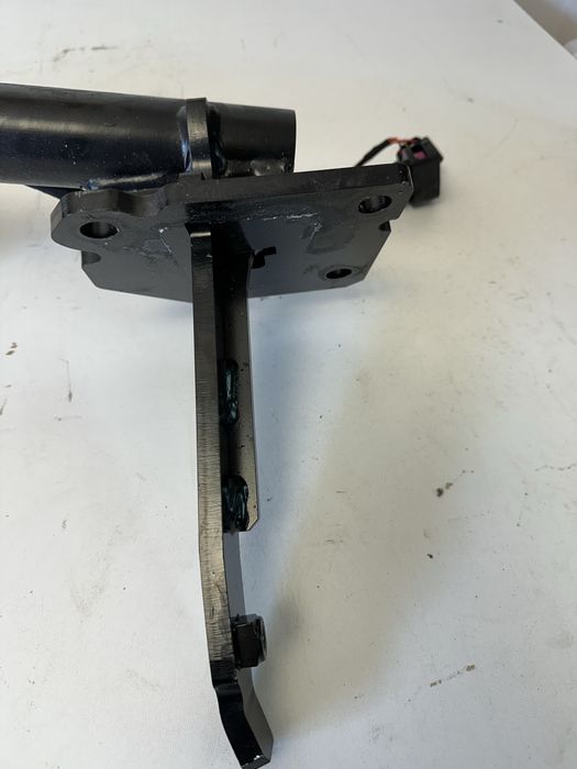 Hak holowniczy  Volkswagen T7  7T0.803.881 C .