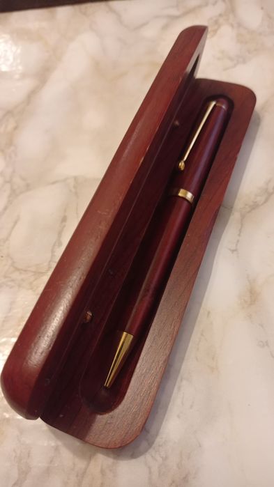 Długopis w drewnianym pudelku