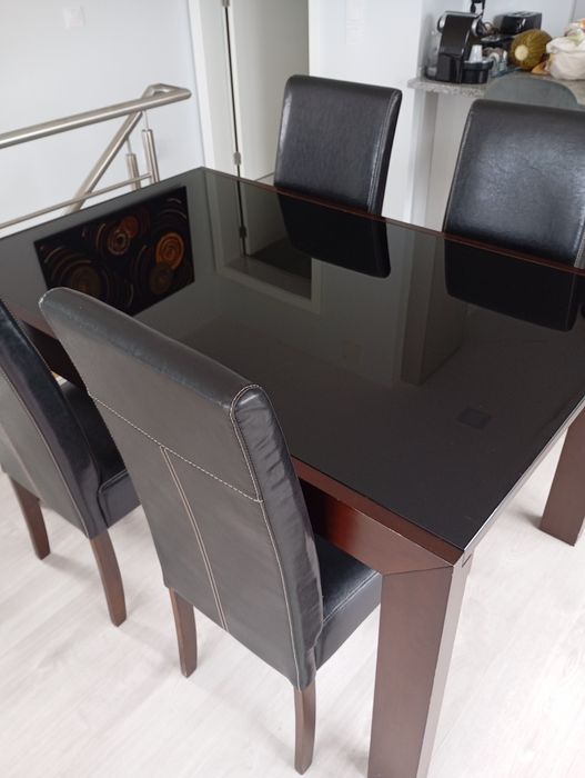Mesa e cadeiras de madeira e boa pele sintética